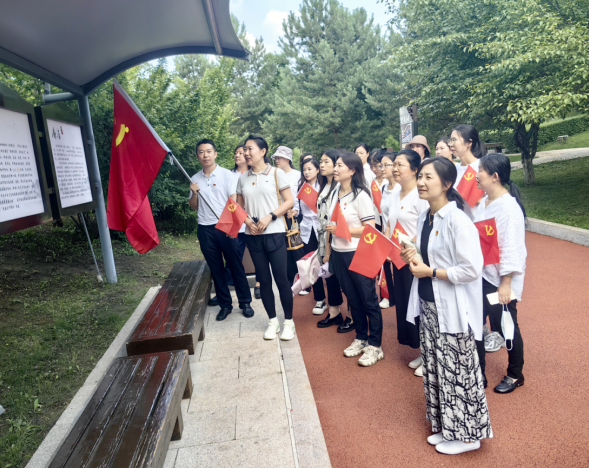 通识教育学院直属党支部赴梨花园廉洁文化主题公园开展党纪学习教育主题党日活动