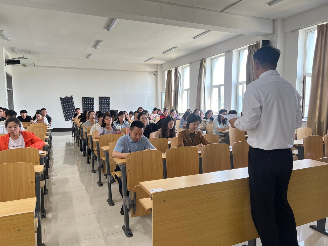 通识教育学院召开2026年度师德师风教育专题会议暨师德师风承诺书签订仪式 通识教育学院召开2026年度师德师风教育专题会议暨师德师风承诺书签订仪式